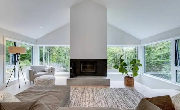 artoyiq's tweet photo. Adjacent to the fireplace is a sitting area that has views of the front garden and driveway. https://t.co/7yjbGDuv5V