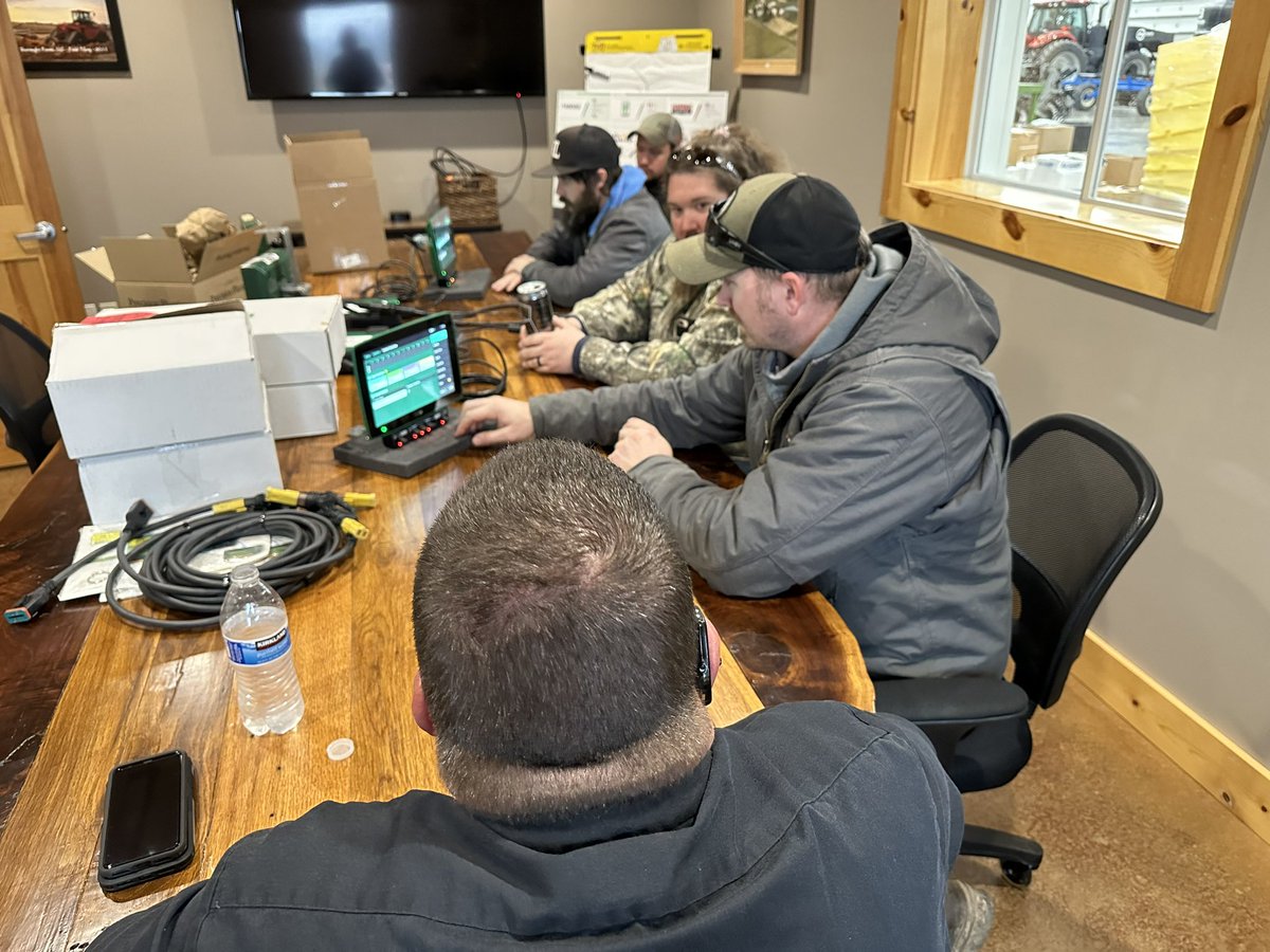 BottomLineSolu1's tweet photo. One-on-one @PrecisionPlant #Gen3 Monitor training ~ setting themselves up for a successful #plant23 season.
#BLSyourprecisionagsource #TrustBLS https://t.co/ahEgmuMHMq