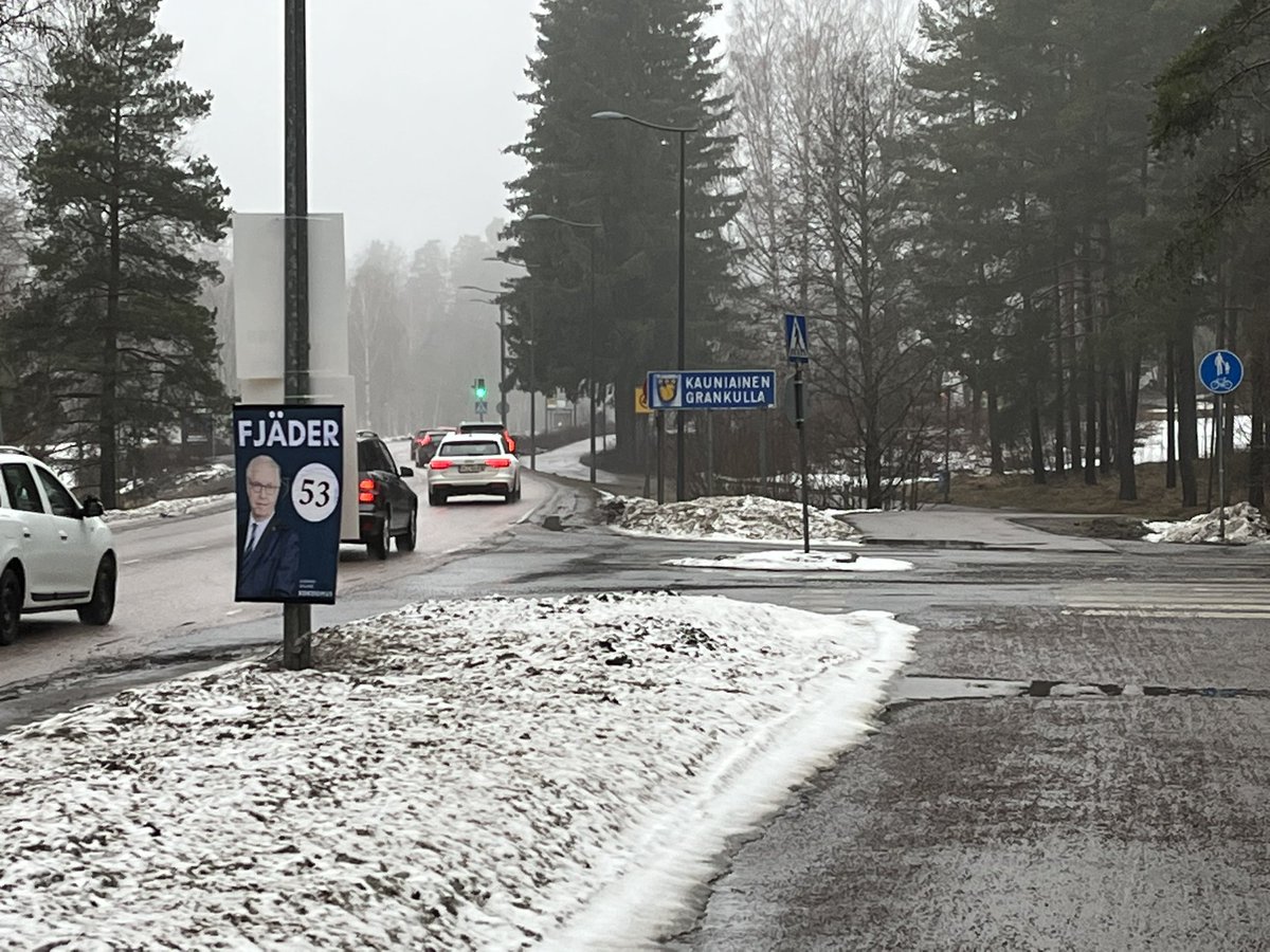 vesa_h's tweet photo. Hei, @kakeespoo ja @EspooEsbo: Hiidenportin risteyksessä vaalimainoksia liikenteelle vaarallisessa paikassa. Minne pitää ilmoittaa, että saadaan pois?  https://t.co/hbQjnvdpvC  ei valitettavasti kerro asiaa. Etäisyys kadun risteykseen 10 metriä ja peittää näkyvyyden. https://t.co/bAVj1RC72b