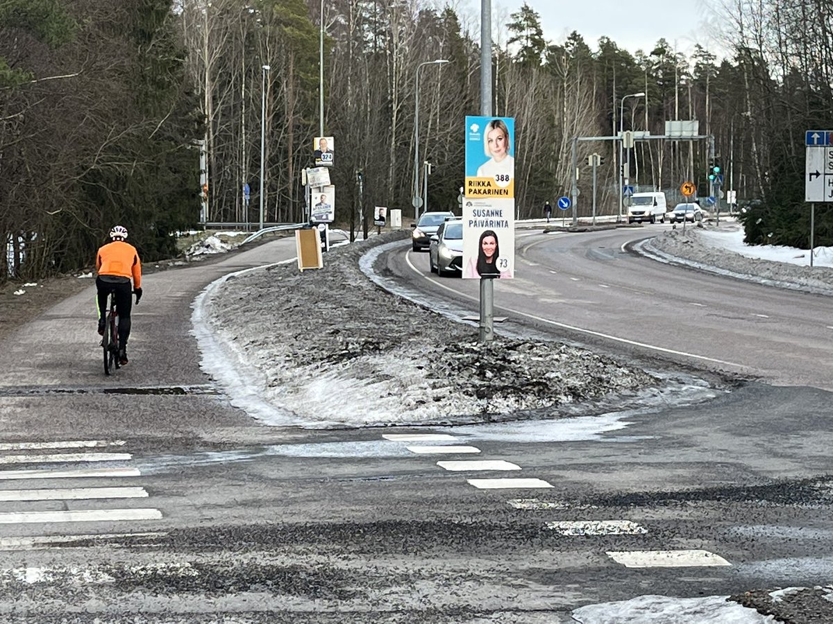 vesa_h's tweet photo. Hei, @kakeespoo ja @EspooEsbo: Hiidenportin risteyksessä vaalimainoksia liikenteelle vaarallisessa paikassa. Minne pitää ilmoittaa, että saadaan pois?  https://t.co/hbQjnvdpvC  ei valitettavasti kerro asiaa. Etäisyys kadun risteykseen 10 metriä ja peittää näkyvyyden. https://t.co/bAVj1RC72b