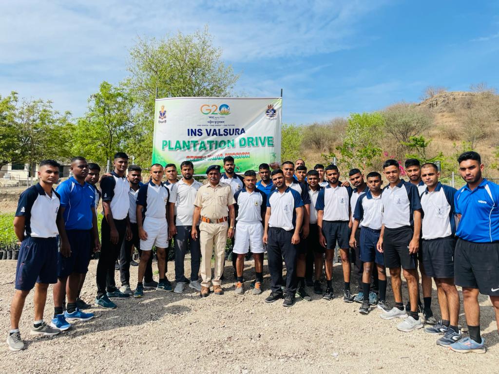 IN_Valsura's tweet photo. #ConserveForests
To commemorate #IntlForestDay, a team of 25 personnel from #INSValsura visited @GujForestDept Nursery at Sapda on 21 Mar wherein they learnt about latest sapling development methods and carried out plantation drive in adjacent non-forest areas.
#HarKaamDeshKeNaam https://t.co/rn8bThub9h