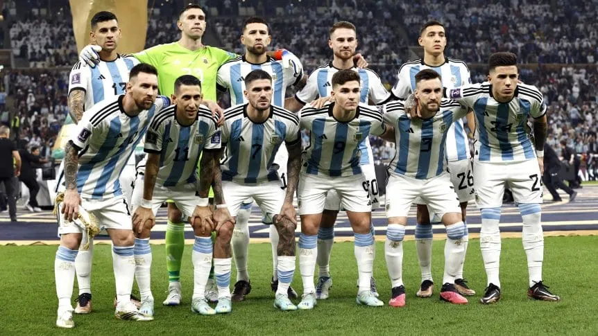 Losmasgrandesok's tweet photo. 🎙️@diegobonifatti :"La formación de #Argentina para mañana sería la misma que enfrentó a Francia en la final: E. Martínez; Molina, C. Romero, Otamendi, Tagliafico; De Paul, E. Fernández, Mac Allister; Messi, J. Álvarez y Di María." https://t.co/tsEfwfSOrQ