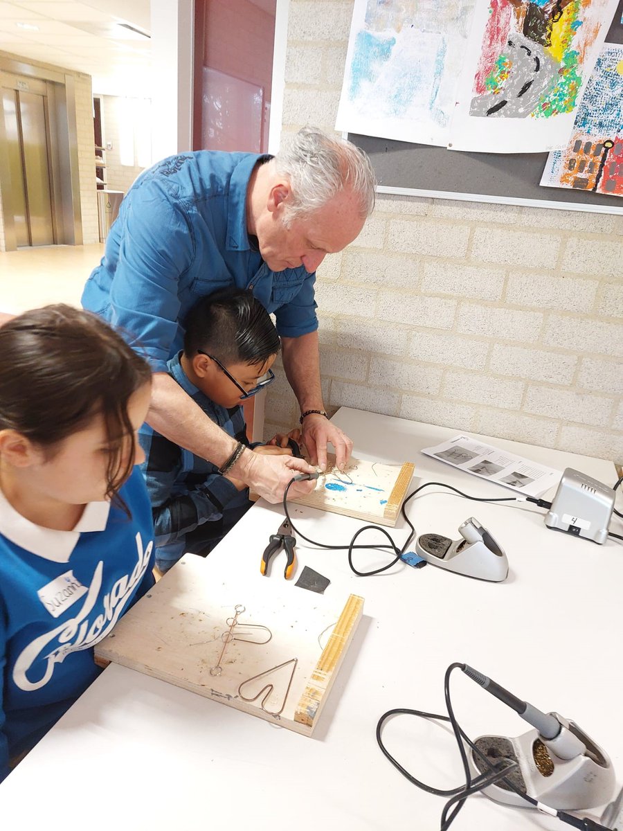Brainport_ehv's tweet photo. Kinderen die soep maken, podcasts opnemen en leren over architectuur en elektrotechniek. Het gebeurt tijdens de #MakeITweek waarin 800 basisschoolleerlingen uit regio #Helmond - #DePeel allerlei workshops mogen doen.
#techniek #onderwijs #brainport

👉 https://t.co/kyYYeWKUww https://t.co/s408seRYZ5