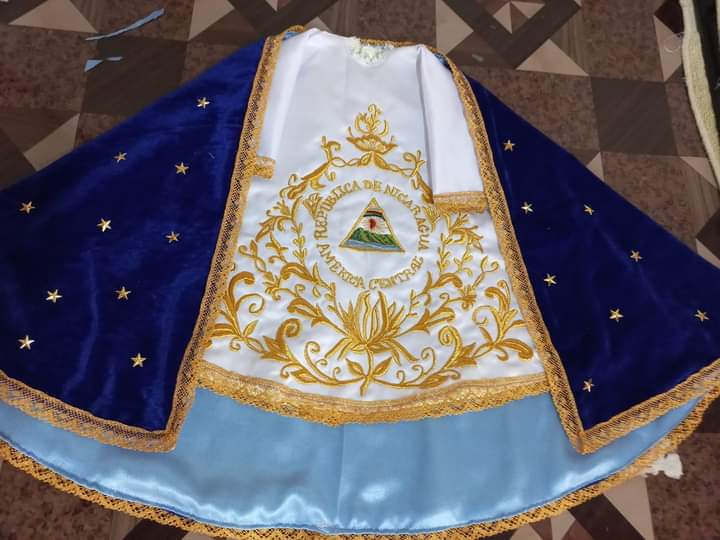 DEVINECREATION9's tweet photo. TUNICA BORDADA CON ARABESCO Y ESCUDO NACIONAL DE NICARAGUA 
MANTO CON ESTRELLAS METALICAS EN AZUL REY EN TERCIOPELO.
 para imagen de 18 pulg 
ENTREGADO: EN USA🇺🇲
 
VISÍTANOS EN   #DIVINECREATIONS 

#WhatsApp :+50671330288🇨🇷
#Celular :+50589023872🇳🇮
#AbrahamMolina. https://t.co/5Er02eb6gx