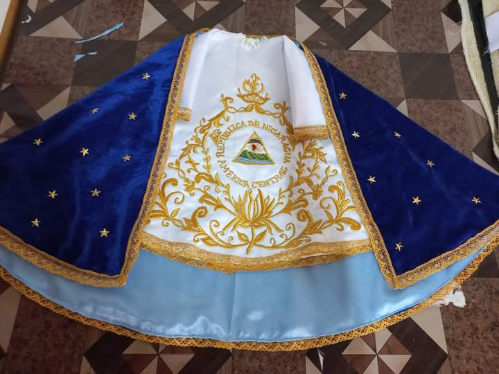 DEVINECREATION9's tweet photo. TUNICA BORDADA CON ARABESCO Y ESCUDO NACIONAL DE NICARAGUA 
MANTO CON ESTRELLAS METALICAS EN AZUL REY EN TERCIOPELO.
 para imagen de 18 pulg 
ENTREGADO: EN USA🇺🇲
 
VISÍTANOS EN   #DIVINECREATIONS 

#WhatsApp :+50671330288🇨🇷
#Celular :+50589023872🇳🇮
#AbrahamMolina. https://t.co/5Er02eb6gx