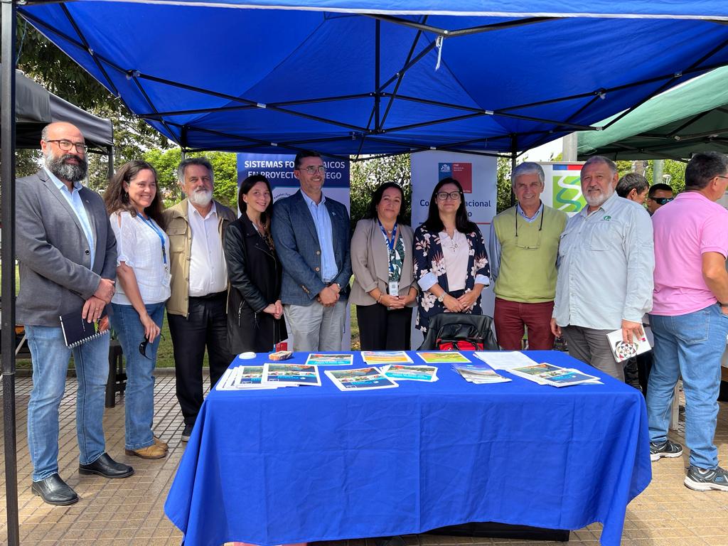 Indap_coquimbo's tweet photo. ✅En el #DíaMundialDelAgua💧reafirmamos el compromiso con los🧑‍🌾👩‍🌾❤️

Autoridades recorren los estands de servicios de @MinagriCoquimbo congregados en la Plaza de Armas de #LaSerena para dar a conocer a la comunidad los  apoyos que tienen en torno la cuidado del recurso hídrico💦 https://t.co/c0C7qcYsbM