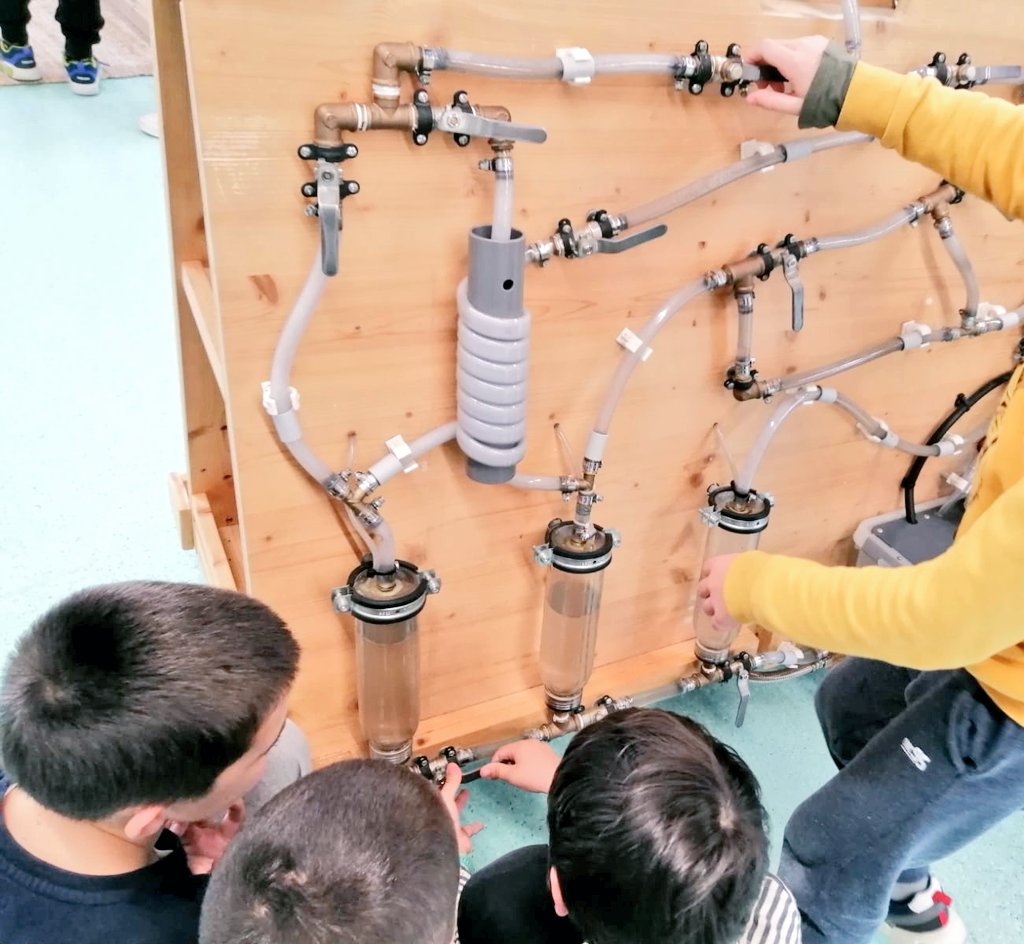 EAnglesola's tweet photo. Avui #EI5 i #2n han passat el dia experimentant a la @UManresa al #Lab0_6 i al #Lab0_8. Comenceu a tremolar @CosmoCaixa_CAT que pugem trepitjant fort! https://t.co/2vzv9AXMzR