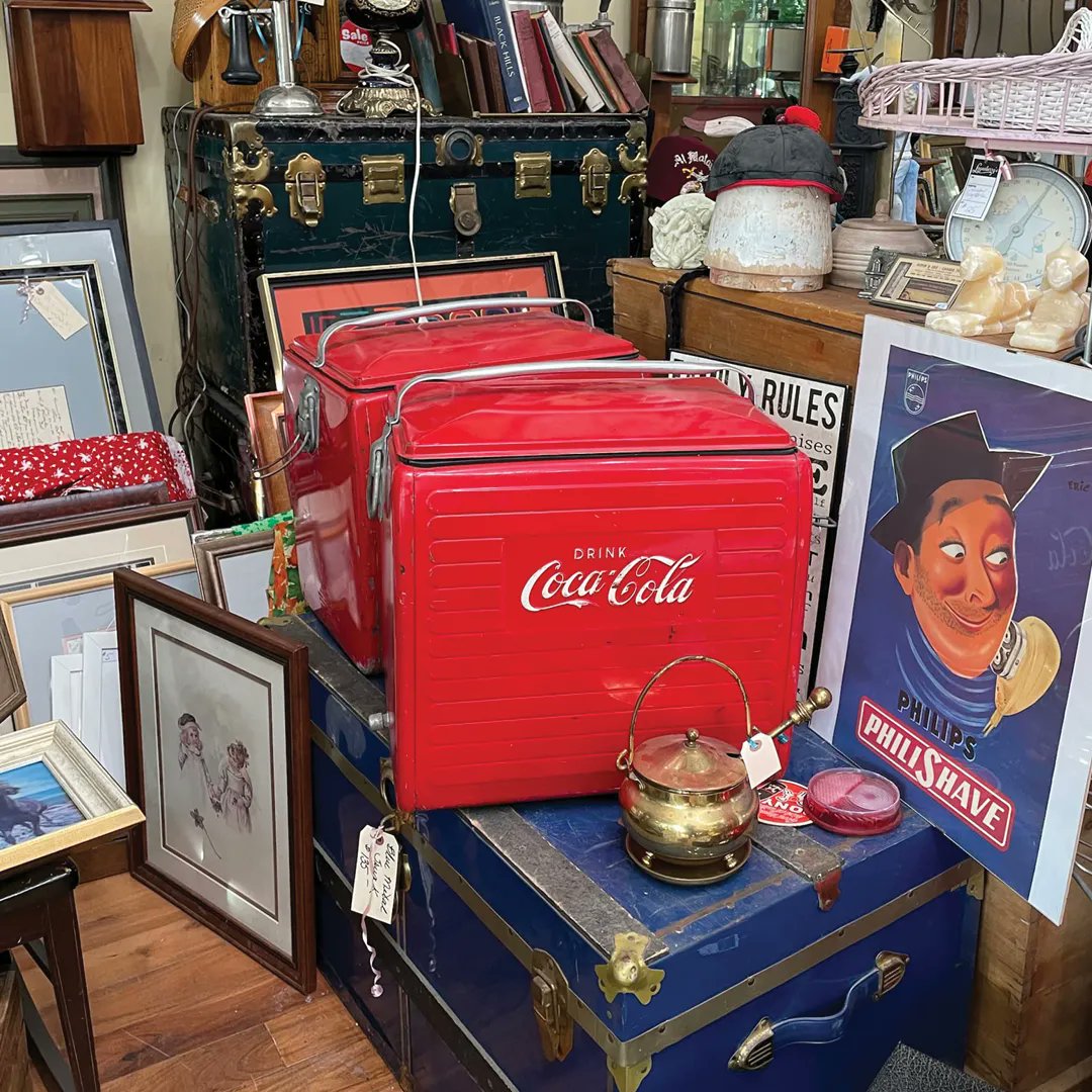 discoverleduc's tweet photo. ROADTRIP! The sun is shining and the roads are clear—head out to the beautiful town of Calmar and say hi to Wendy + Dawn at @loganberrysantiques_. Find antiques, treasures + stunning quality outfits in their boutique Franki &amp; Jojo’s.#DiscoverLeducRegion
https://t.co/vaqDcAnKPq https://t.co/QjJY0ZC6FX