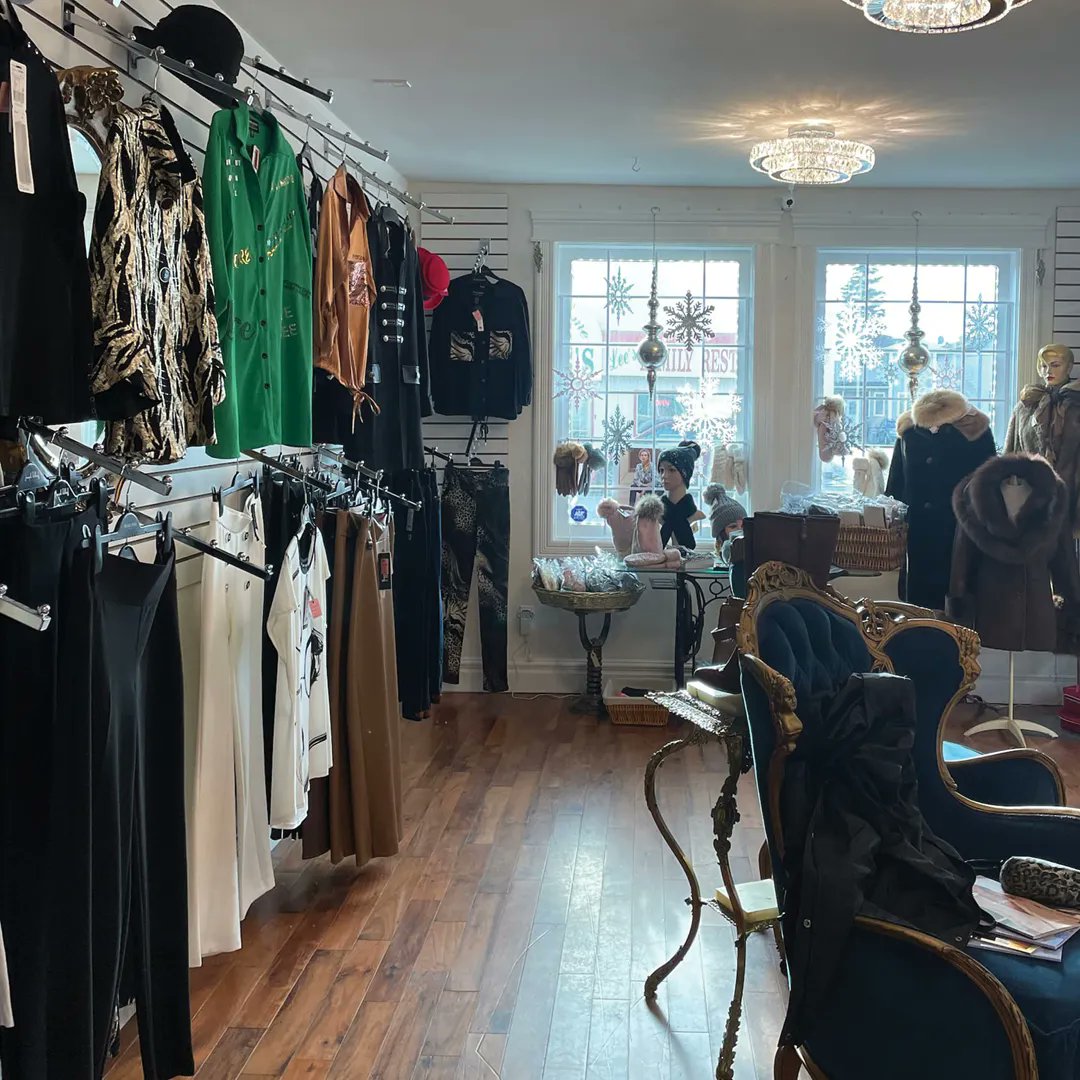 discoverleduc's tweet photo. ROADTRIP! The sun is shining and the roads are clear—head out to the beautiful town of Calmar and say hi to Wendy + Dawn at @loganberrysantiques_. Find antiques, treasures + stunning quality outfits in their boutique Franki &amp; Jojo’s.#DiscoverLeducRegion
https://t.co/vaqDcAnKPq https://t.co/QjJY0ZC6FX