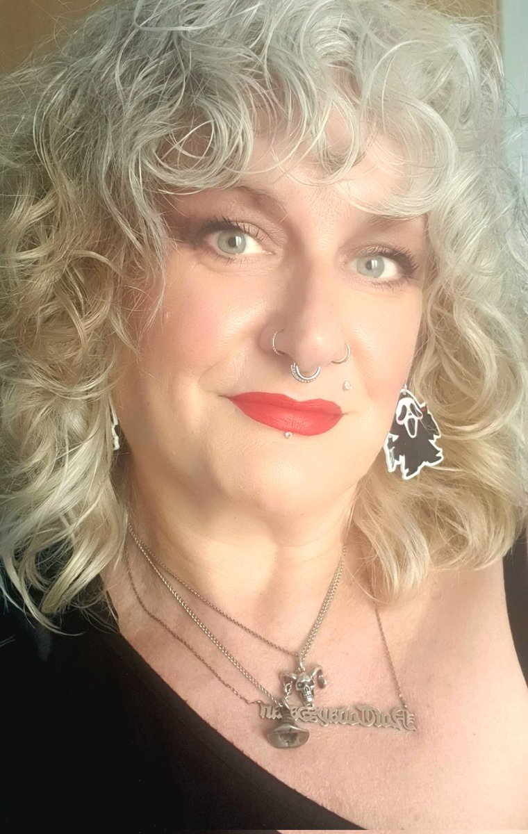 joanne_42's tweet photo. #newhair #80sshag #curlyhair #ghostfaceearrings #redlippie #greeneyes #nottodaysatannecklace #krampusnecklace #greyhairrevolution #greyhair #silverhair @StrangeDollz wearing my fave earrings and necklaces https://t.co/1A9odJOcO9