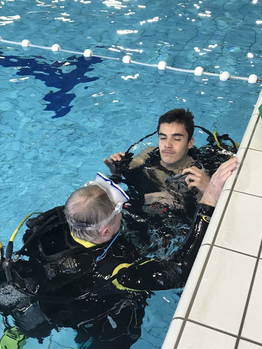 Notre CDSG  a eu l’occasion de faire un baptême de plongée. Découvrir une activité nouvelle et particulière avec le club de plongée du Corail Sub. L’objectif est de découvrir l’engagement personnel. Merci aux enseignants ! <a href="/03_dmd/">Délégation Militaire Départementale 03</a> @SDIS_03 <a href="/DSDEN_03/">DSDEN Allier</a> <a href="/Edef_Clermont/">Délégué académique à l'éducation à la Défense</a> <a href="/acclermont/">Académie de Clermont-Ferrand</a>