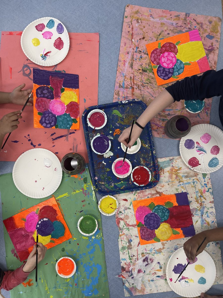 CBPaintPaper's tweet image. Today in 2nd grade!!!! 🌸 🌺 I am in LOVE! 🥰 #wearebethpage #elementaryart @BethpageFPArts @CBS_Bethpage