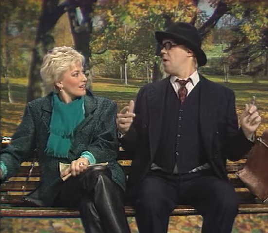ApacheQQ's tweet photo. Naista iskemässä. Spedeshow 22.11. 1986 Hannele:Onko teidän hankala siinä istua? Vesku:On,takapuolen päällä sellainen muhkura. Hannele:Mikä muhkura? Vesku:Paksu lompakko.😄#viihde #spedeshow #vesamattiloiri #loiri https://t.co/mq74r2X1RZ