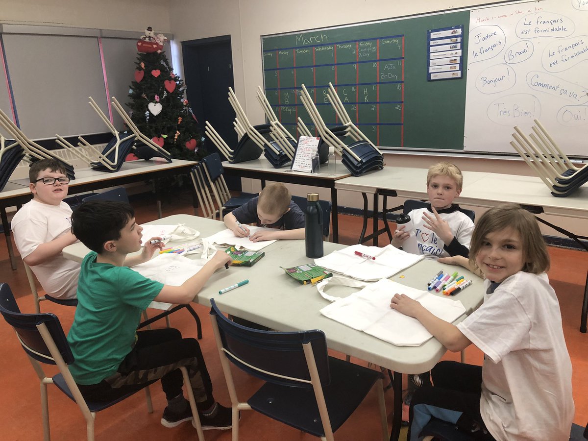 MsBall17's tweet photo. Just 1 of 5 of our stations to celebrate French Acadian Culture! Decorating our tote bags with French and art 👜 and we each get a personal water bottle 💦 check out our awesome shirts!! #DayCelebratingFrenchCulture #French #Acadian #HRCE https://t.co/3DGiWbkcmS
