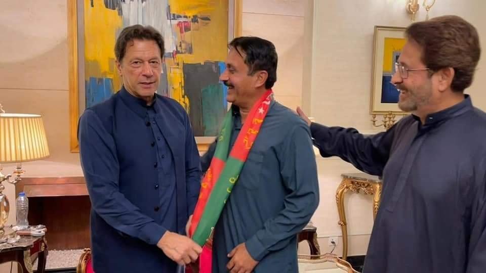 umair2802's tweet photo. اور خان صاحب کی غیرت جاگ گئی! 🤔
#PTI #ImranKhan @Matiullahjan919 @AbsarAlamHaider @SaleemKhanSafi https://t.co/1PUzzR4G3P
