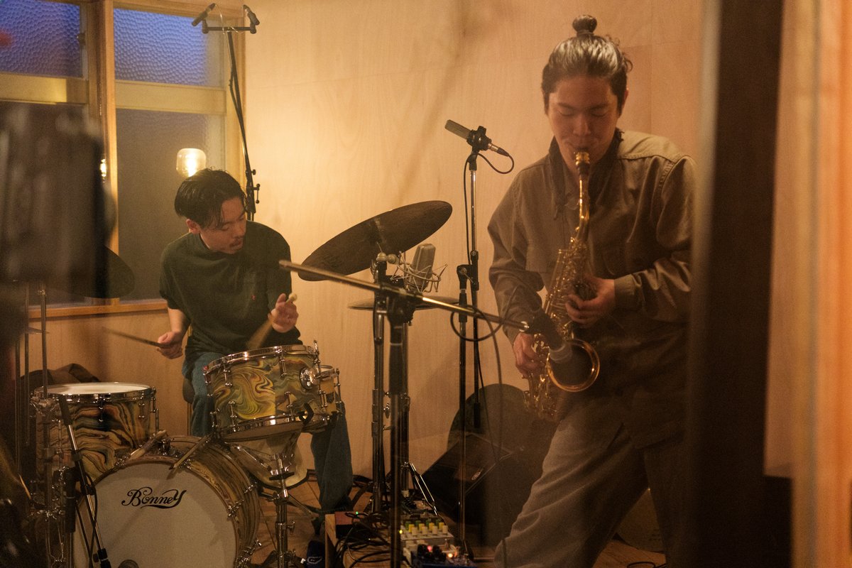 YoshihiroNarita's tweet photo. さる日曜日、大磯 SALOにて石若駿／松丸契ライブでした。

ドラムスとサックスのデュオを聴いたというより、
幾つかの楽器を操る全身音楽家の二人が、さながら惑星の運行といった感じで衝突したり、弧を描きつつ離れていったりするさまを見ているような。
https://t.co/L5kKXNutU5

4/19まで配信中。 https://t.co/gZ2ilZ5Q7O