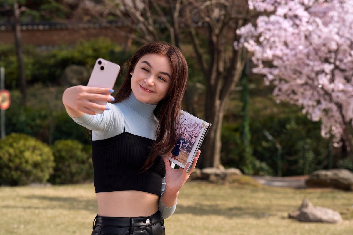 netflixgolden's tweet photo. ✨first l̶o̶v̶e̶ look✨ XO, Kitty comes to Netflix May 18. #goldenfirstlook https://t.co/6jQEaPIhQI