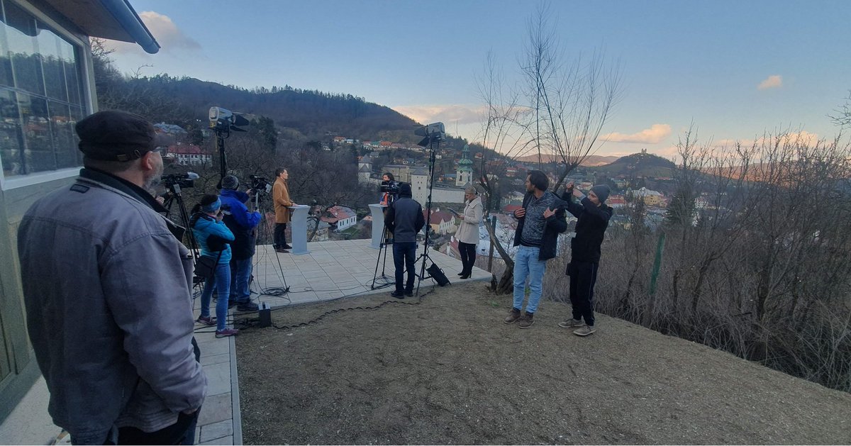 obnova's tweet photo. 🟡 Včera sme sa snažili poskytnúť aktuálne informácie k situácii po požiari v B. Štiavnici. Na výnimočnom mieste nad Štiavnicou sme sa stretli s p. primátorkou Nadeždou Babiakovou, Martinom Macharíkom, Tomášom Lazarom a Marekom Pavlíkom v jednej TV relácii Regína RTVS. Dúfame, že https://t.co/z8lAXjXq2Z