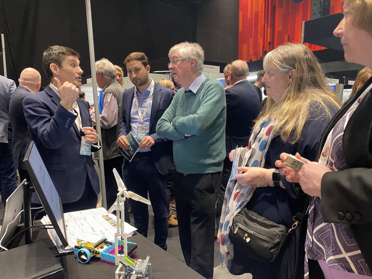 Brilliant to see <a href="/PrifWeinidog/">Eluned Morgan</a> &amp; @juliejamesms at our stand at #MEW2023 today 👏

We were happy to describe our <a href="/MorCymru/">Môr Cymru</a> project proposals 🏴󠁧󠁢󠁷󠁬󠁳󠁿