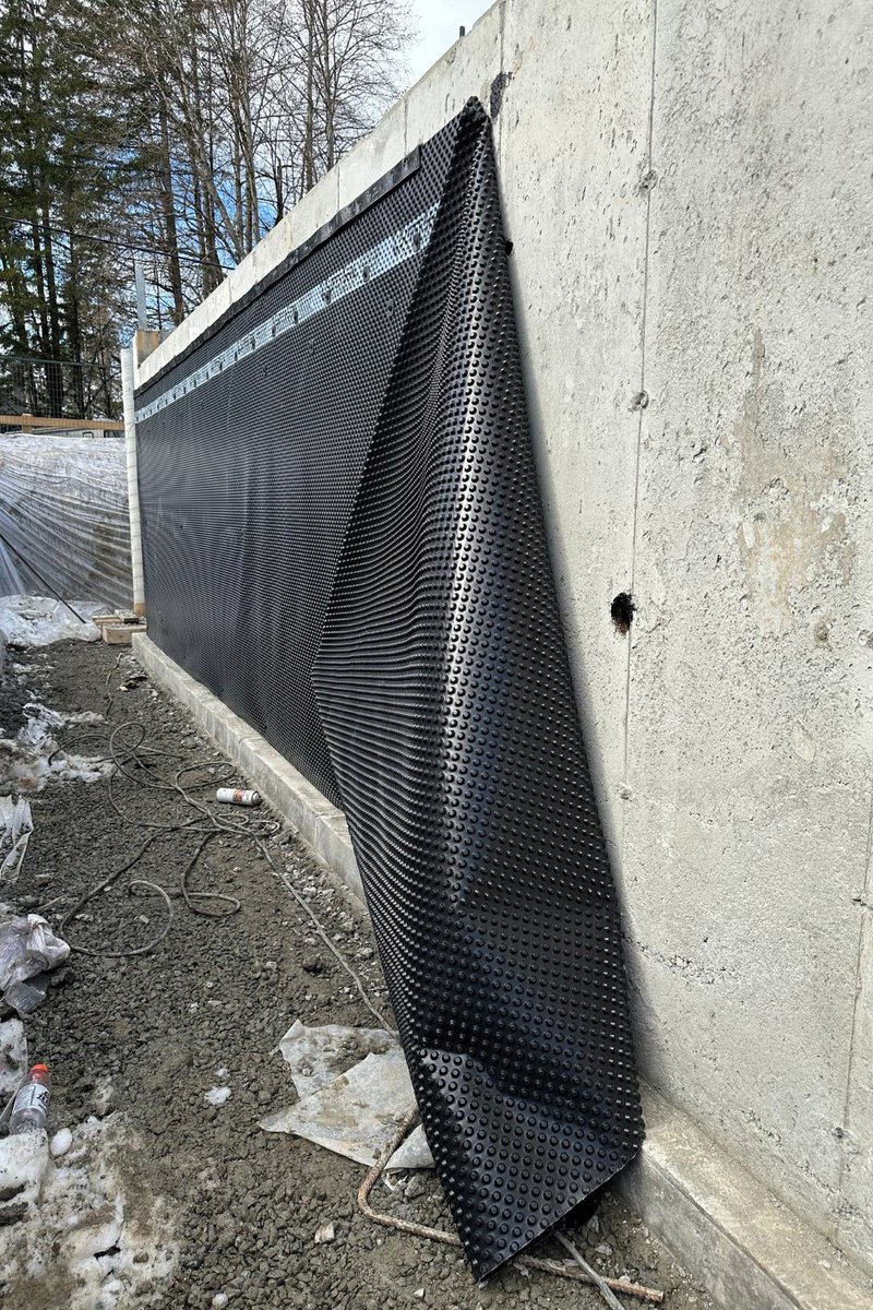 💥SUPERSEAL Dimple Membrane leaves an air gap between the membrane and the wall, allowing the foundation to breathe and drain away any water into the perimeter drain.💪💦
More Info: 👉 superseal.ca
#construction #Building #waterproofingsolution #waterproofingbasement
