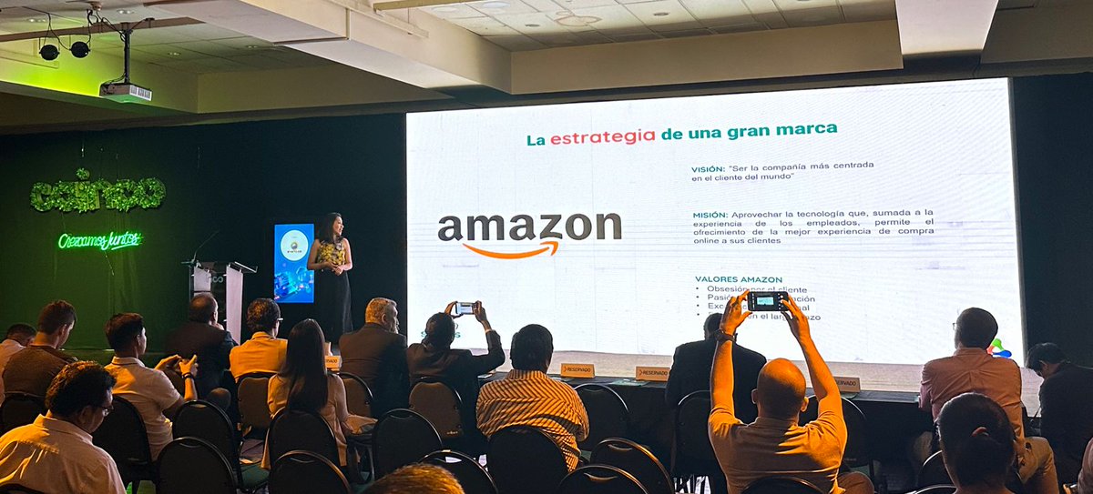 CAINCOBOLIVIA's tweet image. Helen Medrano, gerente comercial de Síntesis, nos acompañó con su ponencia “Total Experience” en el Digital UP DATE organizado por CAINCO. 
#DigitalUpDATE #SolucionesTecnológicas