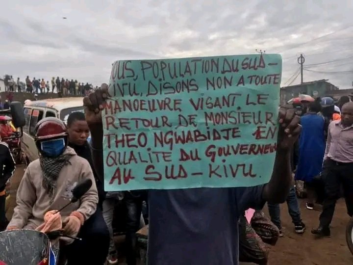 KamusakyJossar1's tweet photo. Partout au Sud-Kivu, la population refuse un probable retour de @TheoKASI  comme gouverneur et demande au président de la République @fatshi13_ d'en tirer toutes les conséquences*

La population manifeste Partout 😭😭😭😭 https://t.co/sxb4XXH6BG