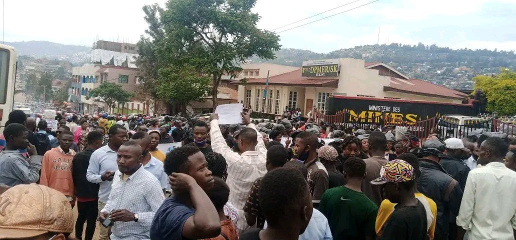KamusakyJossar1's tweet photo. Partout au Sud-Kivu, la population refuse un probable retour de @TheoKASI  comme gouverneur et demande au président de la République @fatshi13_ d'en tirer toutes les conséquences*

La population manifeste Partout 😭😭😭😭 https://t.co/sxb4XXH6BG