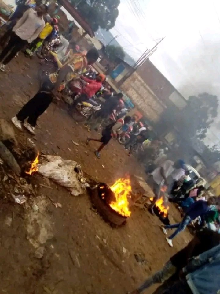 KamusakyJossar1's tweet photo. Partout au Sud-Kivu, la population refuse un probable retour de @TheoKASI  comme gouverneur et demande au président de la République @fatshi13_ d'en tirer toutes les conséquences*

La population manifeste Partout 😭😭😭😭 https://t.co/sxb4XXH6BG