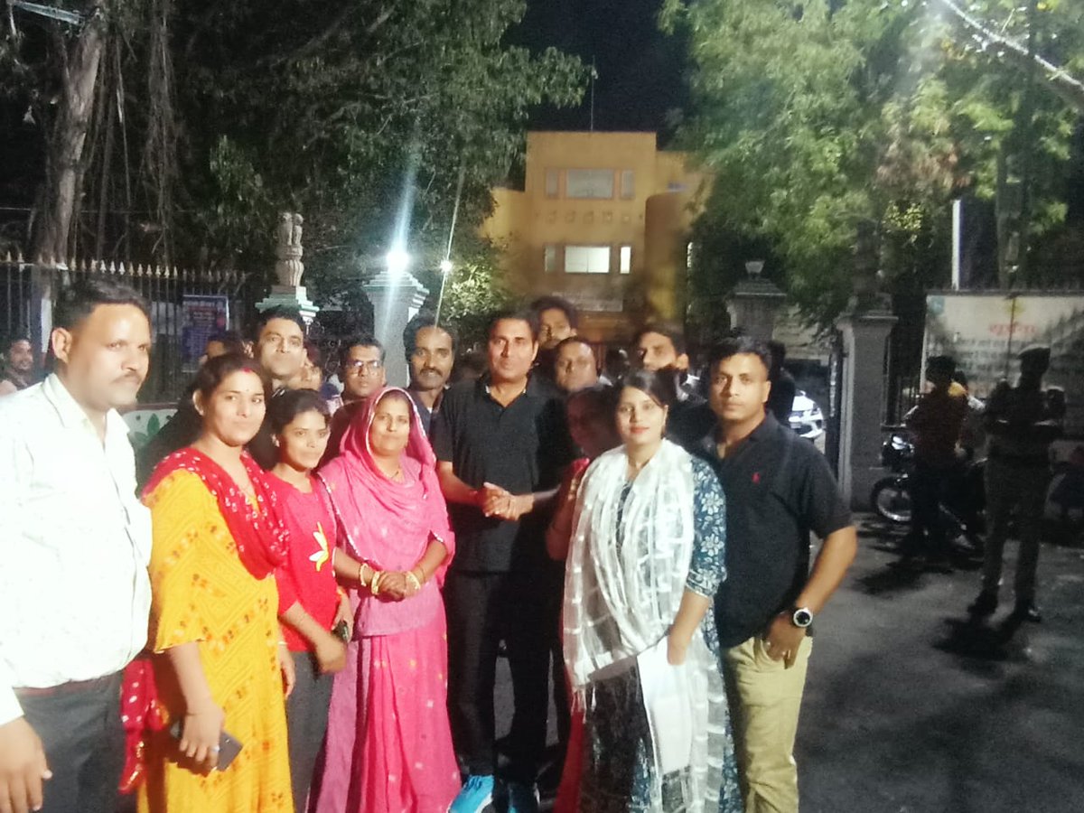 BawriyaPooja's tweet photo. आज #भीलवाड़ा मैं फिर से उमड़ा #CHA का सैलाब! बहरोड़ विधायक @BaljeetBehror ने CHA की मांगों को पुरजोर तरीके से रखा और भीलवाड़ा की सड़कों पर दौड़ लगाई! भीलवाडा के संघर्षशील #CHA साथी अपने हकों की लड़ाई लड़ने के लिए तैयार हैं! @ashokgehlot51 CHA के साथ न्याय करो! #CHA को नौकरी दो! https://t.co/MZvlnvf1fF