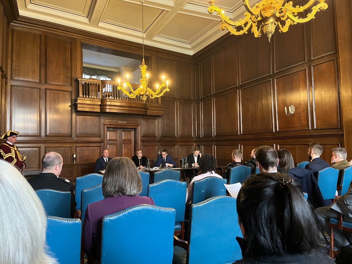 GowmanAJ's tweet photo. Annual ward meeting #DowgateWard Mote. Held #InnholdersHall Good turn out including @CityPolice @LFBTheCity @LauraDevineLaw @CMS_law @CTinvest_EMEA @IGcom #SkinnersLivery @ManGroup @FTI_Global #CCLA Good to catch up on Dowgate issues -waste ASB rough sleeping asset management https://t.co/0PNgs0fH0D