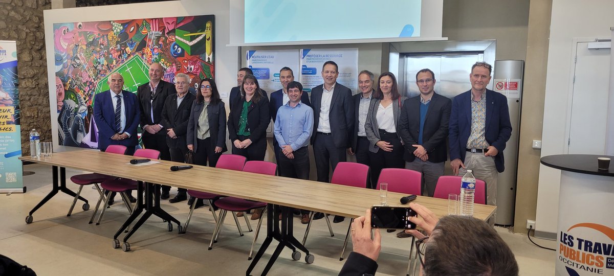 Pédagogie auprès des usagers pour réparer les fuites après compteurs. L'intelligence artificielle pour détecter et réparer les fuites. La réalimentation des nappes souterraines. La réutilisation des eaux usées traitées ... des perspectives et actions pour préserver l'Eau.