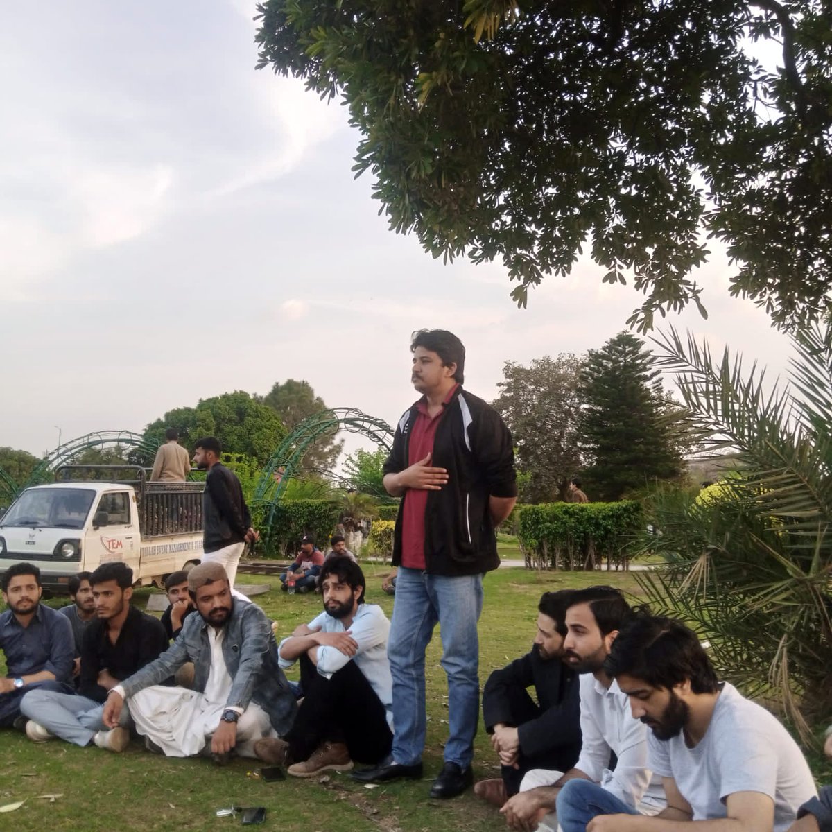 FrontStudents's tweet photo. (1/5)
#راولپنڈی 
آج مورخہ 22 مارچ راولپنڈی نواز شریف پارک میں شہید بھگت سنگھ، سکھ دیو اور راج گورو کی یاد میں آر ایس ایف(RSF) @PSFRwpDiv @Haqooq_E_Tulba کے زیر اہتمام "طلبا سیاست کیوں ضروری ہے؟" کے عنوان سےسٹڈی سرکل کا انعقاد کیا گیا جس میں بڑی تعداد میں طلبا نے شرکت کی۔ https://t.co/wzg3HDA0uo
