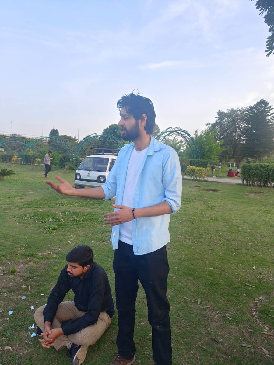 FrontStudents's tweet photo. (1/5)
#راولپنڈی 
آج مورخہ 22 مارچ راولپنڈی نواز شریف پارک میں شہید بھگت سنگھ، سکھ دیو اور راج گورو کی یاد میں آر ایس ایف(RSF) @PSFRwpDiv @Haqooq_E_Tulba کے زیر اہتمام "طلبا سیاست کیوں ضروری ہے؟" کے عنوان سےسٹڈی سرکل کا انعقاد کیا گیا جس میں بڑی تعداد میں طلبا نے شرکت کی۔ https://t.co/wzg3HDA0uo