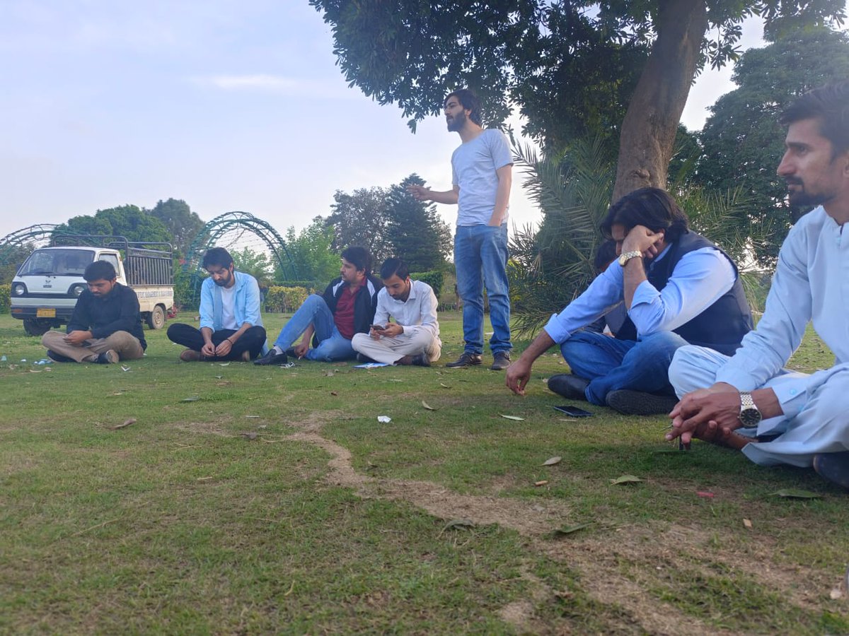 FrontStudents's tweet photo. (2/5)
مقررین نے موجودہ عہد میں بھگت سنگھ کے نظریات پر چلتے ہوئے طلبا سیاست کو منظم کرنے پر زور دیا۔ آج اس نظام کے بحران اور سیاسی گھٹن کے اندر ایک متحرک طلبا سیاست ہی نجات کا واحد ذریعہ ہے۔ https://t.co/qJkcFiMqpg