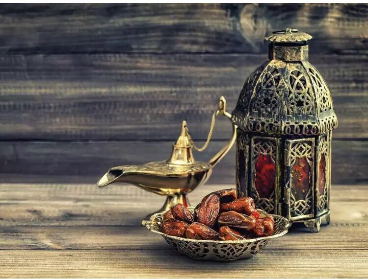 Kardeşliğin daimi olduğu, sevgilerin birleştiği, dostlukların bitmediği yine de mutlu, umutlu ve sevgi dolu, rahmetlerin yağmur gibi yağdığı bu mübarek Ramazan ayının sizlere güzellikler getirmesini dilerim.