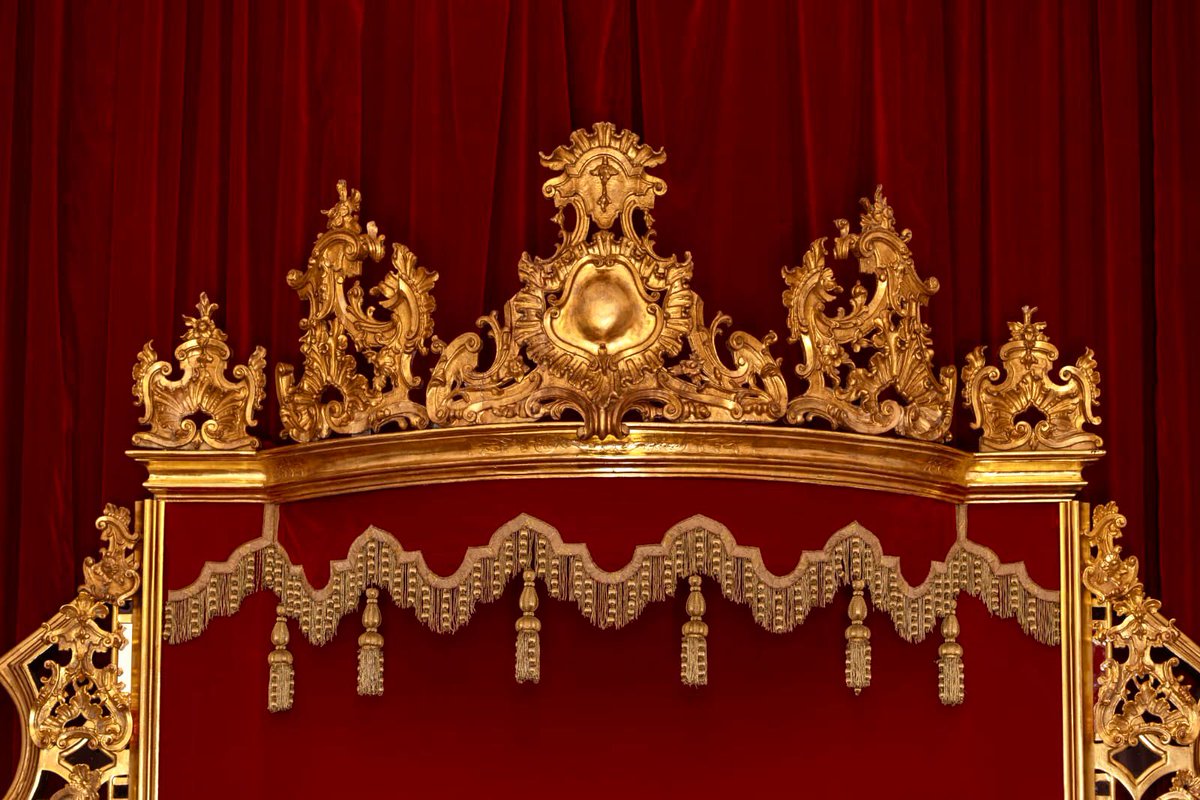 MonteCalvario's tweet photo. ✴️ PATRIMONIO | La Hermandad ha adquirido un nuevo dosel de cultos, ejecutado sobre un antiguo pabellón palaciego, datado en el S. XVIII, tallado y dorado en oro fino, que ha sido restaurado, reestructurado y ampliado por los artesanos Raúl Trillo y Salvador Lamas.
#CofradíasMLG https://t.co/WScleEkqaj