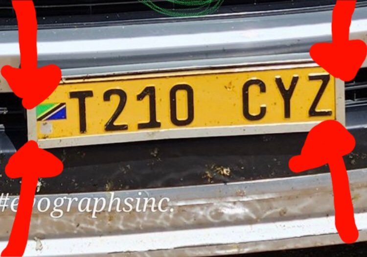 HarryGodfirst's tweet photo. Hii Plate number holder ni maalumu ya kubadilisha. Ukiona iko hiyo ya njano ujue ni feki kama wako kwenye shughuli zao maalumu wanapachika nyingine. Either way kama dereva amemgonga mtu wa pikipiki sio sawa kwa sababu hakuna aliyejuu ya sheria. https://t.co/Cj52wEzZvZ