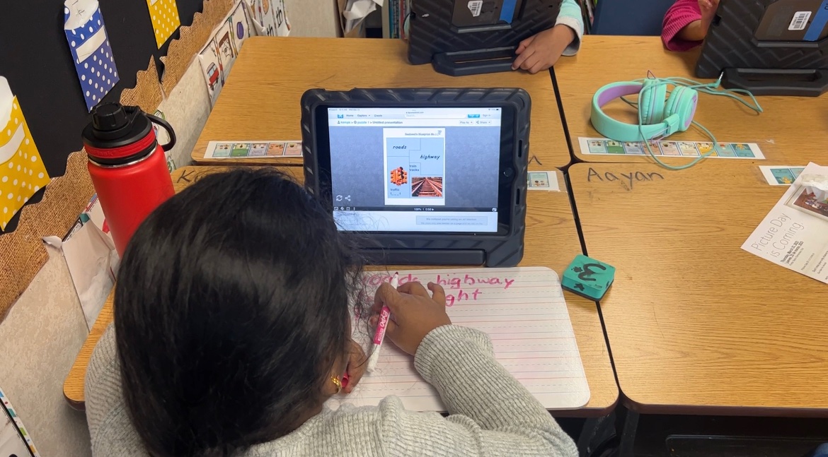 1stGradeMsKemp's tweet photo. 🎉🎊My students not only cracked the digital breakout for Rasheed in Vowel Town, but they also had a blast doing it! So proud of their enthusiasm and dedication to solving challenging puzzles🧩📱 @ashleysonkin  thanks for co-teaching! #proudteacher #digitalbreakout #VowelTown https://t.co/NKm2qPcEuo