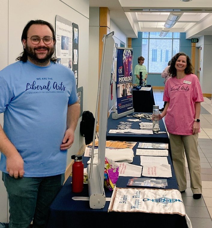 USI_LiberalArts's tweet photo. Have questions about what classes to register for next week? Head over to the LA Center to talk with faculty and advisors!In the lobby today until 12:30! 🦅 #priorityregistration #USIedu https://t.co/ja4tXR3Bud