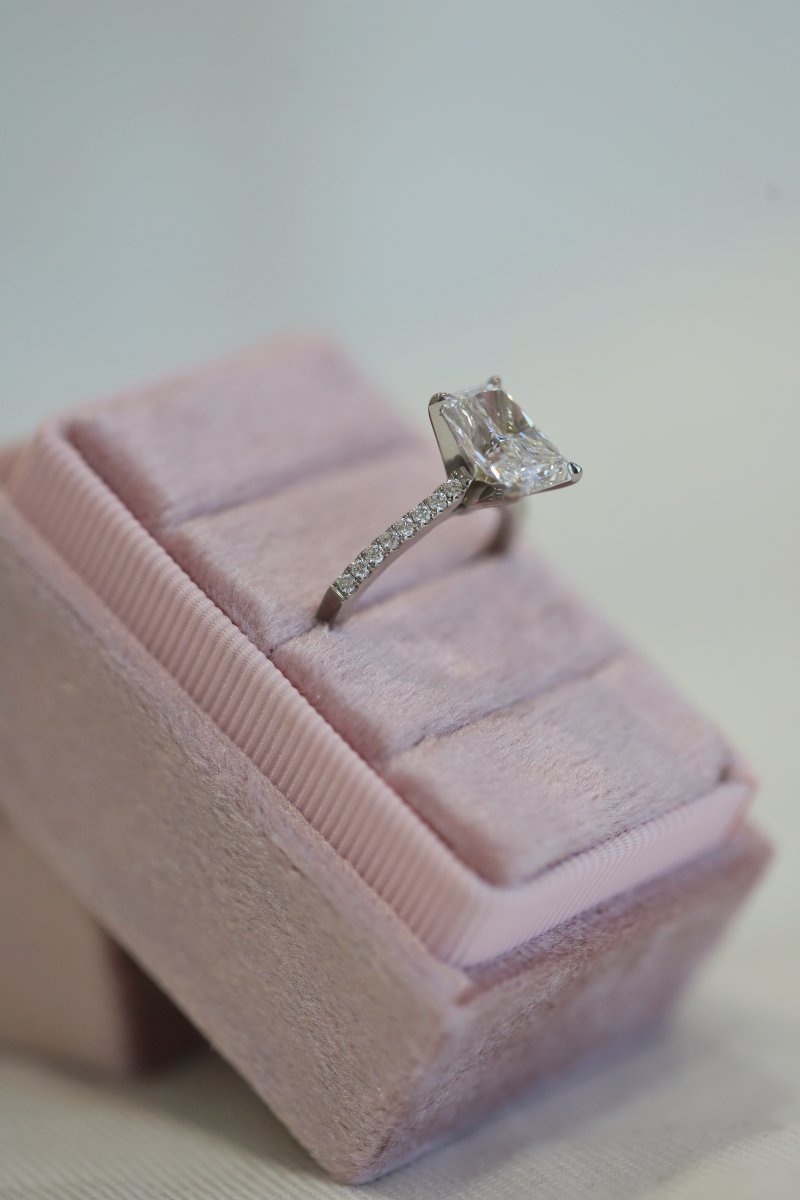 DandGWarehouse's tweet photo. Looking for an eye-catching diamond engagement ring? Feast your eyes on this stunning 3ct Lab Grown Radiant Cut Diamond Ring✨💍
#bridetobe #engagementring #engagementringsdallas #dallasengagementrings #diamondringsdallas #radiantdiamond #radiant #dallas #dallasshopping https://t.co/7GDlfmIDud