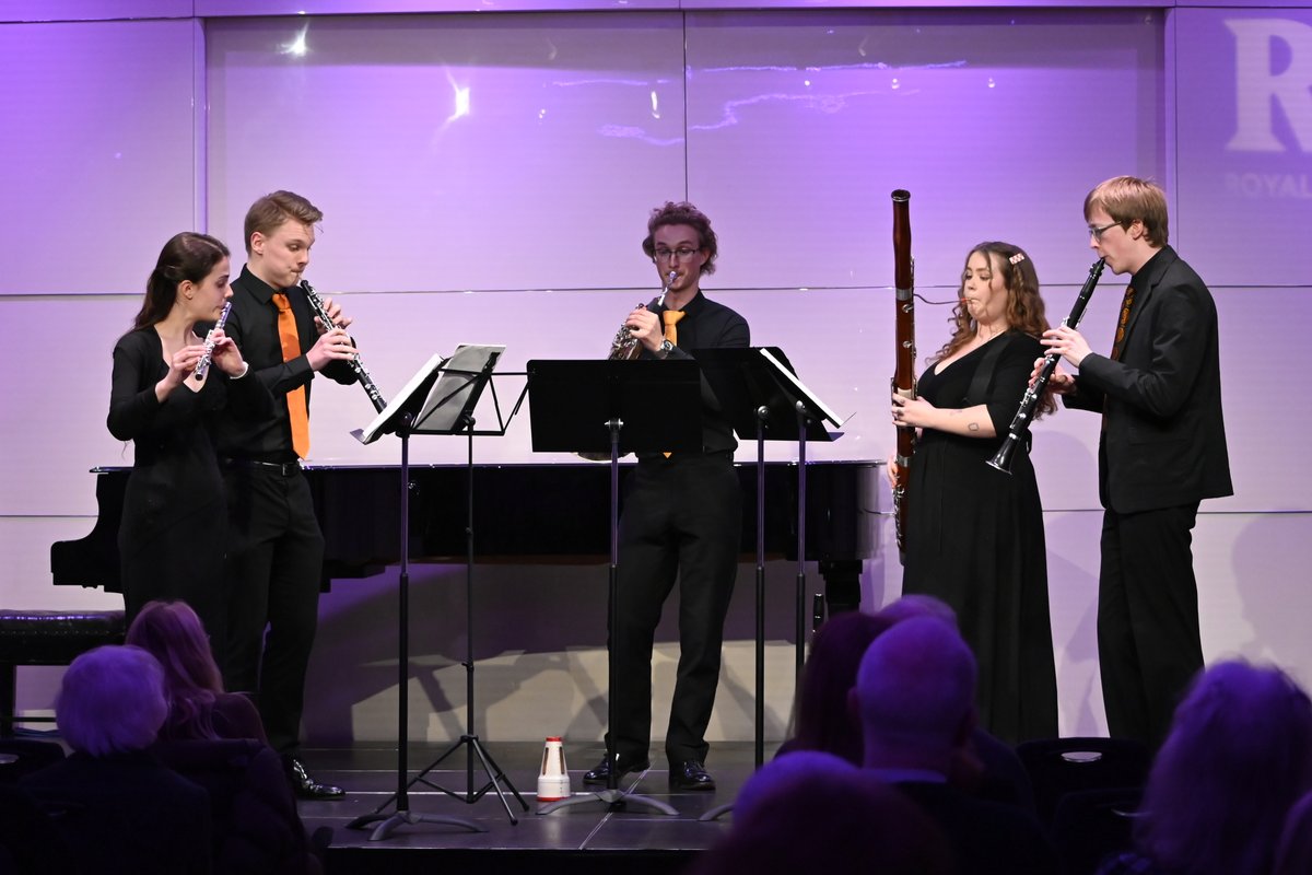 ROSLARTS's tweet image. @LumasWinds our Mixed Ensemble final winners, taking home £10,000

Ensemble members, flautist Beth Stone, oboist Chris Vettraino, French horn player Benji Hartnell-Booth, basoonist Flo Plane and clarinettist Rennie Sutherland.

Bravo 👏 #ROSLAMC