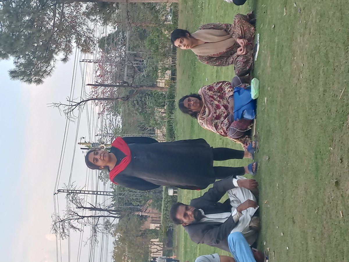 FrontStudents's tweet photo. (3/5)آج کا سٹڈی سرکل ایک خوش آئیندآغاز ہے اور آنے والے دنوں میں اس عمل کو وسیع پیمانے پر پھیلایا جائے گا۔ پروگرام کے آخر میں طلبا کے تین بنیادی مطالبات کو لے کر مشرکہ کیمپٸین کے آغاز اعلان کیا گیا۔ https://t.co/Gn7ZN9BtYD