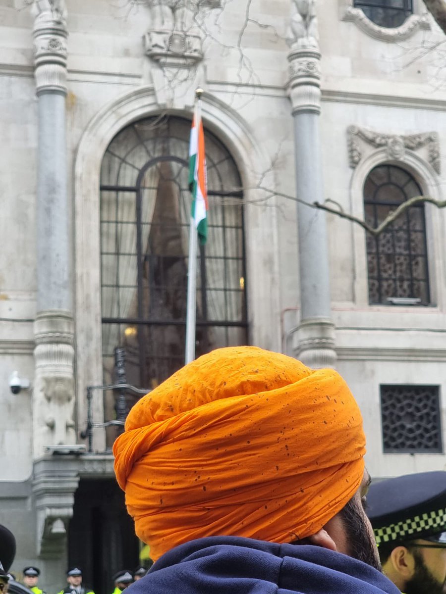 SherePanjabUK's tweet photo. INDIANS THROW INK ON PEACEFULLY PROTESTING SIKHS TO PROVOKE REACTIONS AND VIOLENCE. 

Indian High Commission launch ink at Sikhs from rooftops who are protesting for Bhai Amritpal Singh Ji and Singhs of Waris Panjab De, who have been unlawfully detained. https://t.co/KcjSN56ZXH