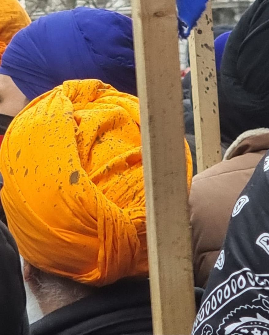 SherePanjabUK's tweet photo. INDIANS THROW INK ON PEACEFULLY PROTESTING SIKHS TO PROVOKE REACTIONS AND VIOLENCE. 

Indian High Commission launch ink at Sikhs from rooftops who are protesting for Bhai Amritpal Singh Ji and Singhs of Waris Panjab De, who have been unlawfully detained. https://t.co/KcjSN56ZXH