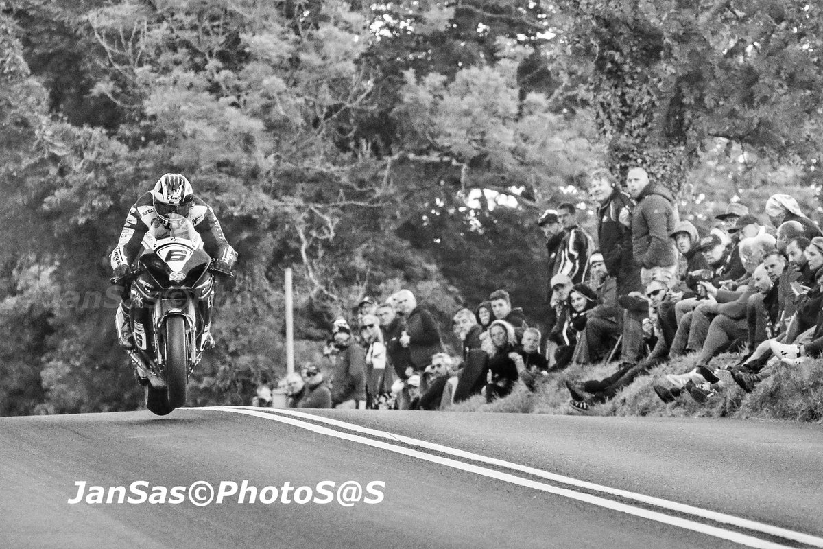 #wheeliewednesday @M_Dunlop3 Friday evening practice @ttracesofficial at Crosby Leap. @WhyArai @Furygan @_HawkRacing @ccxmotorsport #lovett #tt2022 #iomtt2022 📸 ©Photosas