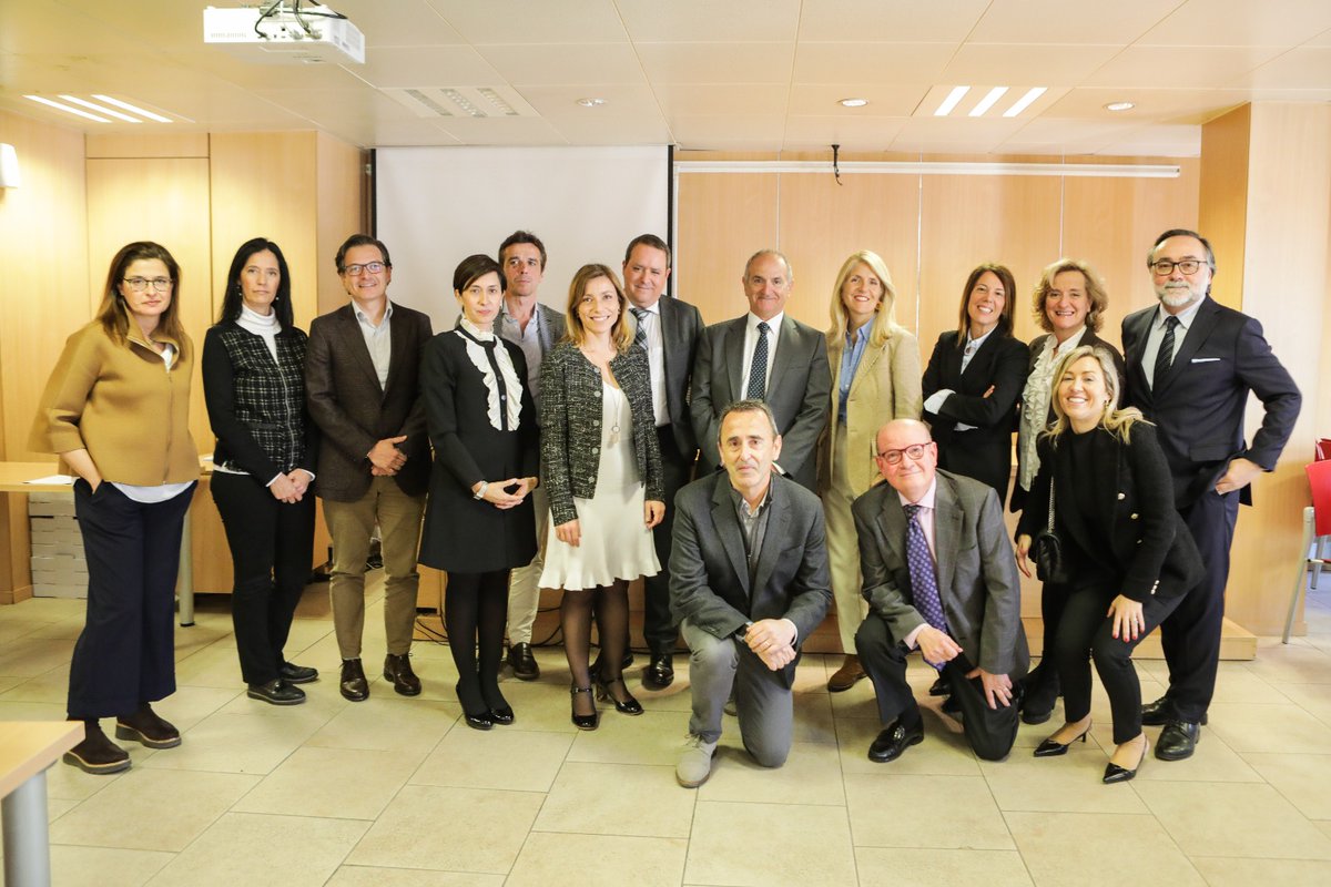 Reunió de presidents/es de les #SeccionsICAB per informar de les properes activitats formatives, compartir idees i potenciar la coordinació amb la vida col·legial. Hi han assistit el degà <a href="/jesusfamilex/">Jesús Sánchez García</a> i <a href="/ypavialalauze/">Yvonne Pavia</a>, diputada responsable de Seccions, motor del Col·legi⚖️