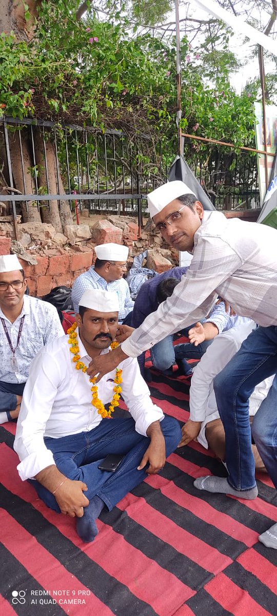 #एसएमएस_मेडिकल_कॉलेज_धरना 
#Day3

#फार्मासिस्टो ने आज अपनी मांगो के लिए अपनाया #गांधीवादी_तरीका
आज सेवारत् फार्मासिस्टो ने लगातार तीसरे दिन सर पर गांधी जी की टोपी लगाकर  सेकड़ों सेवारत् फार्मासिस्टो ने ध्यानाकर्षण धरना दिया और सीएम <a href="/ashokgehlot51/">Ashok Gehlot</a> जी को ज्ञापन दिया।🙏
<a href="/artizzzz/">Arti Dogra</a>
