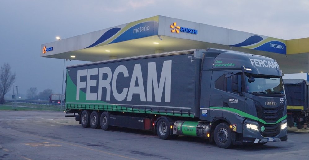 EdisonNews's tweet photo. Oggi a @KeyEnergyit abbiamo annunciato l'accordo tra Edison Energia, @FERCAMgroup e @IVECO per rifornire i veicoli con #biometano e #bioGNL presso le nostre stazioni di rifornimento. #energiachecambiatutto
Scopri di più: https://t.co/EfbKQwAStO https://t.co/wRDbbkYDK2