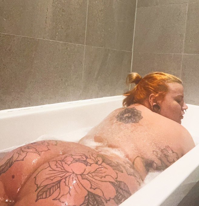 My baths are way to hot and I can only prove it by how red my ass gets from it ❤️😂😂 https://t.co/ok4