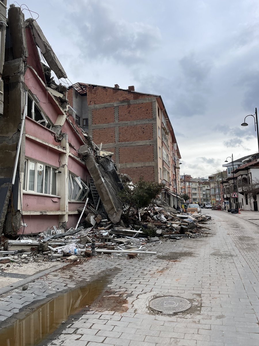 halilkacmaz440's tweet image. #SahipsizMalatya Çocukluğumuzun,gençliğimizin geçtiği sokaklar şimdi enkaz yığınlarıyla dolu.Binlerce hemşerimiz vefat etti. Malatyalılar ağır hasarlı ve yıkılmak üzere olan evlerine giremiyorlar fakat hala deprem malatyayı vurmamış gibi bir algı yaratılıyor. #SahipsizMalatya
